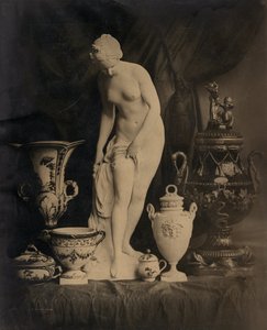 Naturaleza muerta con estatuilla y jarrones